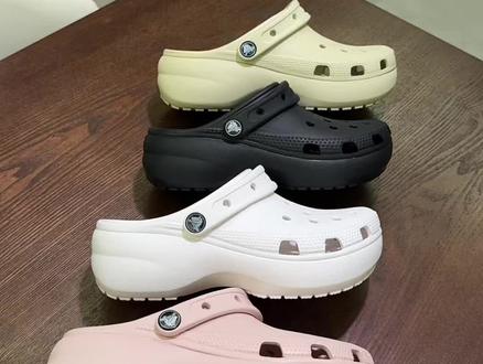 官网销量第一的Crocs云朵实拍来了~ 4个颜色都各有各的优点🥹太难选择了💕还没有穿过云朵的姐妹第一色建议选择骨白色👍好穿➕百搭 不过时的颜色!#Crocs #云朵洞洞鞋 #Crocs云朵 #卡骆驰云朵 #洞洞鞋穿搭