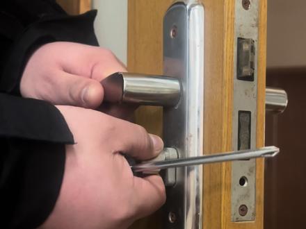 技多不压身,学习个更换卧室锁体试试,手把手教你自己动手更换锁体,5块8毛7加一把螺丝刀搞定它#创作灵感 #真实生活分享计划 #抖音玩法合伙人计划 #锁体 #生活小妙招 @DOU+小助手