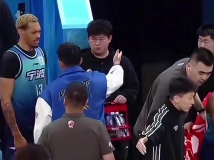 怒推队友+顶撞俱乐部老总!CBA外援“逆天炸队”赛后直接被裁 #cba球评大会 #dou来cba #抖音精选计划 #宁波男篮官宣与贝兹利解除合同