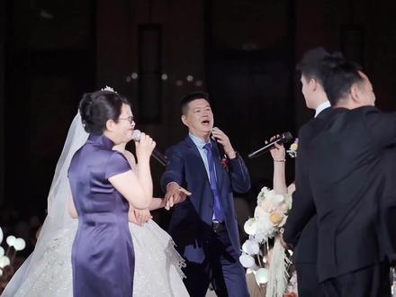 之前网上爆火的婚礼上父母唱歌后续来了
全网曝光量已经超过600万人观看
婚礼主持人开场主持篇章
一首“亲亲我的宝贝”表达了父母此时此刻激动、幸福的心情,接下来听一下是主持人开场白如何代表新人表示欢迎#婚礼上感动的瞬间 #婚礼主持人 #实拍婚礼现场