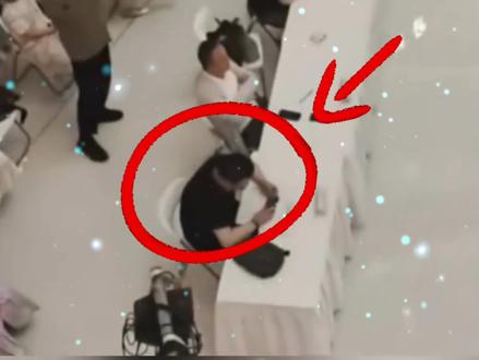 台上致敬白居易,台下评委打游戏!