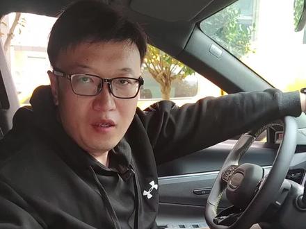 教你如何用领克08车机玩儿switch游戏大作惊奇。首先准备一台魅族20pro手机,把switch主机插到底座,底座接到扶手箱60w供电。然后把底座的hdmi输出接到一个usb视频采集卡,再把采集卡插到手机usb接口。手机下载安装免驱usb摄像头软件。通过车机无界互联功能,与手机连接。在车机上点开免驱usb摄像头,车机上就会出现switch画面了,音乐也从车机音响发出,几乎无延迟。#手车互联我只要1秒 #领克08 #领克08试驾 #领克08车机 #魅族20pro @领克汽车