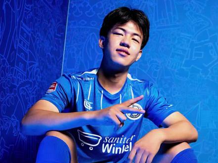 留洋小将王博豪荷乙名场面:一计害六贤! 在荷乙第21轮比赛中,效力于邓伯什的王博豪虽然仅替补登场20分钟,却上演一计害六贤名场面,让维特斯队的球员心态彻底崩盘,邓伯什最终2:0获胜。#足球 #王博豪 #留洋 #邓伯什 #足球的魅力