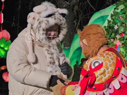 情绪价值到位,猴哥把红盖头送了🤣#雪饼猴 #铁柱 #雪饼猴王铁柱 #长春动植物公园 #抖加小助手