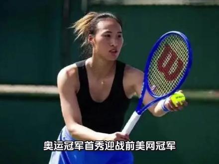 奥运冠军首秀迎战前美网冠军,郑钦文迈阿密站遭遇强敌
3月20日,WTA1000迈阿密站的赛场传来最新战报,备受瞩目的中国选手郑钦文首战对手正式尘埃落定。在女单首轮的一场焦点对决中,33岁的美国名将、前美网冠军斯蒂文斯状态回勇,以6:4、6:2的比分直落两盘击败同胞布雷迪,成功晋级第二轮。这场胜利意味着,斯蒂文斯将成为郑钦文在本站赛事的首个对手,双方的对决将于北京时间3月21日凌晨正式打响。
作为一位出生于2002年10月的新生代领军人物,郑钦文近年来在职业网坛的上升势头迅猛。其职业生涯的高光时刻定格在2024年8月3日,在巴黎奥运会网球女单决赛中,她以顽强的意志和精湛的技艺历史性地摘得金牌,成为中国首位奥运网球单打冠军。这一殊荣不仅刷新了中国网球的历史,也极大地提升了郑钦文的自信心与国际影响力。
如今,身为奥运冠军的郑钦文重返美国硬地赛场,面临着全新的考验。斯蒂文斯虽然已年满33岁,但其底线进攻火力和大赛经验依然不容小觑,曾夺得大满贯冠军的底蕴使其具备极强的爆冷能力。这场“新老对决”不仅是技术的碰撞,更是经验与冲击力的较量。作为中国网球的骄傲,郑钦文此番出征迈阿密,承载着无数球迷的期待,她能否在首秀中延续奥运夺冠的火热状态,克服强敌阻击,无疑是本届赛事的一大看点。