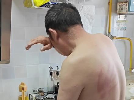 就轻轻碰你一下,你是在这哭啥呢#搞笑视频 #搞笑夫妻 #搞笑段子 #上热门🔥