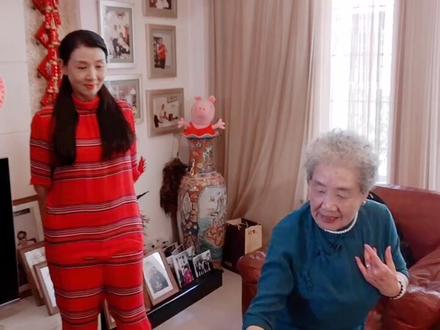 余用官老人,八十添四,#黄梅戏 艺术家韩再芬的母亲,离开戏曲舞台四十年的她,和女儿同唱《天仙配》依旧有板有眼。