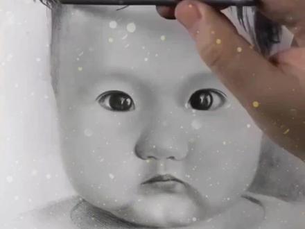 用两分钟画出从老人变成幼儿,真是惊艳了所有人。而且百分之八十的人都认为还是小时候好,无忧无虑,没有那么多烦恼。#岁月的痕迹 #素描 #泪目