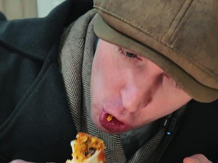 陕不列颠高陵的小笼包, 太会拿捏我们欧洲老外~ #青年创作者成长计划 #好好吃饭 #抖音年味vlog大赏 #小笼包 #外国人在中国