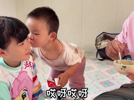 父女俩套路小弟喝药#大眼萌娃