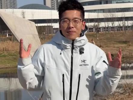 以后马拉松,再也没有欢乐跑了? #马拉松 再也没有欢乐跑了吗?
2026年已经定档的大型马拉松,全都只设全马和半马,彻底取消欢乐跑组别,报名门槛也同步提高。你更喜欢竞技马拉松,还是热闹欢乐跑?评论区告诉我!
#2026马拉松 #跑者 #跑步 #主持人
