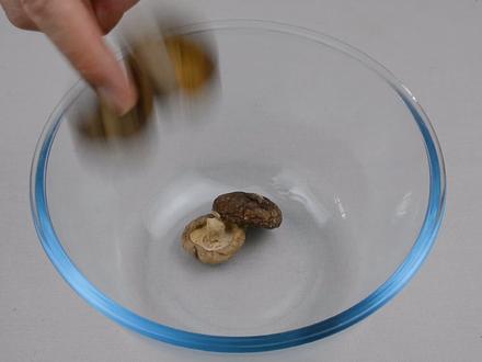 干香菇泡发时,用凉水和热水都不对,教你正确方法,15分钟泡发好