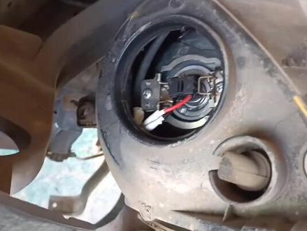 东风菱智更换近光灯泡,拆灯泡需要拆大灯,拆大灯需要拆保险杠,拆保险杠需要拆前骨架,只是换个灯泡,这设计师设计的,该说不说的,服了!