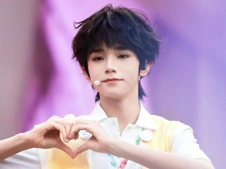 就算是表哥表弟也无法拒绝橹穆长灯牌!真给表弟跳美了跳爽了吧~#王橹杰 #穆祉丞 #橹穆 #灯牌 #tf新年音乐会