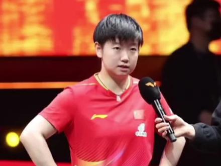 恭喜孙颖莎成功晋级下一轮!
就在刚刚,孙颖莎以4比0战胜王艺迪,莎莎和大迪是彼此最熟悉的对手。16次交锋里的每一分博弈,都是技术的切磋,更是成长的助推。孙颖莎赛后谦逊坦言,未料4:0比分,每次交手都异常激烈,王艺迪虽憾负,也用拼搏证明了实力。国乒的荣光,从来都藏在这样相互成就的较量中,胜者不骄,以专注诠释极致,败者不馁,以坚韧书写担当!#孙颖莎#王艺迪