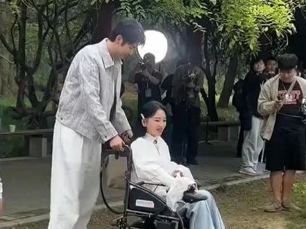 金莎坐轮椅疑似受伤崴脚,被孙丞潇公主抱,工作室回应了
