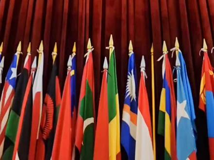 印度尼西亚🇮🇩|西爪哇省·万隆市·亚非会议博物馆: 万隆会议的旧址是一座3层楼的乳黄色建筑,始建于1895年。这座建筑原是荷兰殖民者的高级俱乐部,在日本占领期间成为一个文化中心,1945年印尼独立后改名为“独立大厦”。为了纪念历史性的万隆会议在此召开,1980年,印尼政府将会议旧址辟为“亚非会议纪念博物馆”,并将市内最繁华的街道命名为“亚非大街”。
印度尼西亚🇮🇩|西爪哇省·万隆市·沙爹大厦: 它曾经是荷兰印度政府公司的总部办公室,屋顶有一个类似于人气美食——沙爹的装饰,这也是现在建筑名字的由来,如今为当地政府办公楼。这座建筑融合多种风格:窗户采用西班牙摩尔式,整体采用意大利文艺复兴风格,屋顶则用了介于巴厘塔与泰国塔之间的风格,从顶楼可以俯瞰整个万隆市。#印度尼西亚旅游 #爱生活爱旅行爱摄影爱分享 #旅行让你以全新的方式去感受世界 #世界那么大我想去看看 #旅行让生活更美好