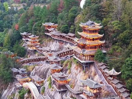 江西上饶望仙谷“云海崖”半山腰未开放木质景观突发火灾,明火已灭,无人员伤亡。视频为上个月的#登上山顶看美景一起享受大自然的美