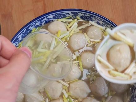 天冷了,自己在家做一碗大席上的酸汤白丸,酸酸辣辣的,过瘾#酸汤白丸子 #美食教程