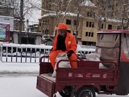 暴雪过后,撒盐,清出一条通道。有人说我们是“城市美容师”,其实我们只是做了分内的事。这座城市是我们共同的家,看着道路从泥泞湿滑变得整洁,心里就涌起一股暖流。雪不停,我们就不停,用一身汗水换来一城通畅,值!#除雪 #下雪了 #清理雪