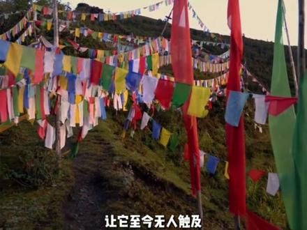 世界上还有很多山,从未被人类真正站上顶峰 有的是因为极端危险,冰川崩塌、雪崩频发;有的则因为信仰与禁忌,被当地人视作不可冒犯的圣山。它们明明就在那里,却始终无人抵达。
这些“未登峰”,留下的不只是登山纪录的空白,更是人类对自然、信仰与未知的敬畏。#未登峰#探险