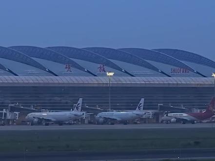 免签+9国,他们来了!11月30日下午3点许,从日本大阪直飞无锡的ZH674航班落地无锡硕放机场,这是我国对日本、保加利亚等9国持普通护照人员试行免签政策后,从日本落地无锡的首个航班。(素材来源:无锡日报)