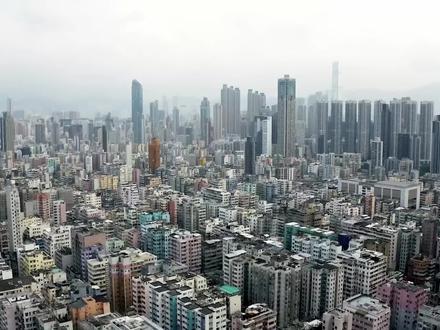 繁华背后:香港20万人的“1.5平米”人生,连监狱都不如?#香港 #真实生活 #底层现状 #纪录片 #人间百态