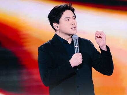 追觅CEO俞浩凡尔赛式发言 保送清华的,本科和研究生都是保送的,中考、高考、研究生都没考,是三保送,有点小遗憾人生不完美。当时清华和北大都给了保送资格,选择了清华。并称几年后成为世界首富。#俞浩 #追觅之夜 #追觅 #撒贝宁