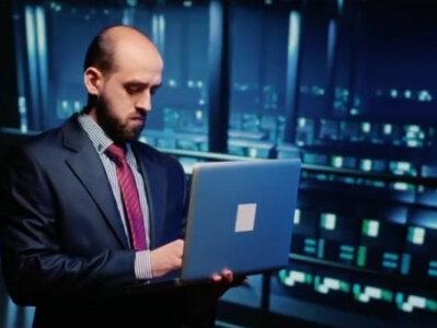 原因:服务器作为网关或代理时,未能从上游服务器(如应用服务器、数据库等)获取有效响应。
解决方法:
1、检查后端服务状态:
确保应用服务器(如PHP-FPM、Node.js、Tomcat等)正在运行。
重启相关服务:例如 systemctl restart php-fpm。
2、查看服务器日志:
Nginx/Apache日志:检查 /var/log/nginx/error.log 或 /var/log/apache2/error.log,定位具体错误。
应用日志:查看后端服务日志(如Python的uWSGI、Java的Tomcat日志)。
3、调整代理超时设置:
在Nginx配置中增加超时时间(如代理到PHP-FPM时):
4、检查网络连接:
确保网关服务器能正常访问上游服务(使用 curl 或 telnet 测试端口连通性)。
排查防火墙或安全组规则是否拦截请求。
5、资源过载:
检查服务器CPU、内存、磁盘使用率(top、htop、df -h)。
优化代码或升级服务器配置。
6、联系托管提供商:
如果是云服务器/CDN问题,联系服务商技术支持。#502错误原因解决方法 #服务器 #CDN #Nginx #PHP