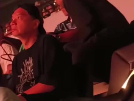 陈奕迅居然也去看了单依纯的演唱会,而陈奕迅跟李荣浩关系好像又不错。
于是网友脑洞大开,揣测陈奕迅是不是去现场监督单依纯有没有唱他好兄弟的《李白》。
这一天天的乐子都是网友给的😂。
#陈奕迅 #单依纯 #李荣浩