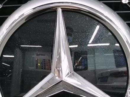 分享一下大奔驰前车标的拆卸方法,希望能帮助到您,感谢关注🙏🏻🙏🏻🙏🏻#奔驰车标#贴膜的老万@抖音小