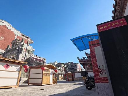 泉州元妙观,一个视频看完这座始建于西晋的,福建第一座道教宫观 #旅行推荐官 #元妙观 #玄妙古观 #泉州 #道观
泉州元妙观位于福建省泉州市鲤城区东街新府口56号 ,始建于西晋太康年间(公元280—289年),是道教传入福建后的第一座道教宫观,历史悠久 。
其初名白云观,元成宗元贞元年(公元1295年)改名玄妙观,清康熙七年(1668年),为避圣祖玄烨之讳,易名元妙观,名称沿用至今 。
元妙观坐北朝南,占地十亩,中轴线上有灵官殿、凌霄殿和三清殿,凌霄殿最为高大宏伟 。大殿两旁还有元辰殿、文昌殿、财神殿、土地殿和金亭、综合楼等附属建筑 。
建筑上,三清殿建筑面积340平方米,面阔五间,进深五间,重檐歇山式,雄伟壮观,金碧辉煌 。六根高3.2米、直径0.84米的雕龙石柱精美,东西外墙八个石窗和殿后五面墙壁分别嵌有雕刻道教故事图案的石雕、砖雕 。殿顶九条龙脊,脊上雕有老君炼丹炉、飞龙、麒麟和各种道教饰物 。
观内主要供奉三清尊神、玉皇大帝、西王母以及道教的正统神,是泉州的道教活动中心 。每逢国家或道教节日、神诞,元妙观都要举行隆重的宗教活动仪式,设坛打醮 。
历史上,元妙观以其历史悠久、规模宏大、丹宝齐全、名道辈出而成为泉南最负盛名的道教宫观,明清两代管理道教的“道纪司”都设在元妙观内,如今是泉州市道教协会址所在地 。