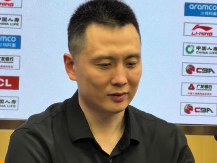 白边啥问题缺阵?卢伟来澄清事实 被外界质疑因何种原因缺席总决赛G1的大白边,赛后主教练卢伟接受采访的时候透露,怀特塞德上午脚伤复发,导致球队临场决定启用双小外援。#怀特塞德 #上海男篮 #CBA总决赛 #浙江广厦 #中国篮球
