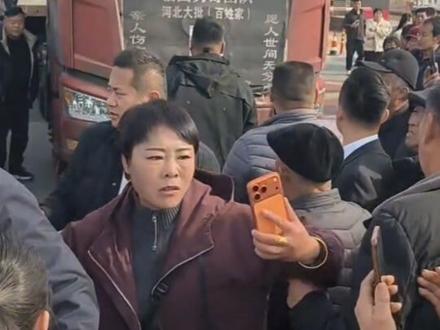 #拍摄现场直击 #民间实拍 张庆峰在送货途中不幸遇难,具体地点为新疆霍尔果斯。他在驾驶货车运输货物时因不明原因遇难,年仅40岁。事故发生在2026年春节期间(临近过年),家属通过公益团队协助将遗体及货车运回河北威县老家。
此次事件中,临西勇哥团队承担了全部费用,全程公益援助家属,未要求家属支付任何费用。张庆峰的遇难被描述为“痛苦永远不做卡车人”,家属及公益团队均表达了对其离世的悲痛与对逝者的深切怀念。