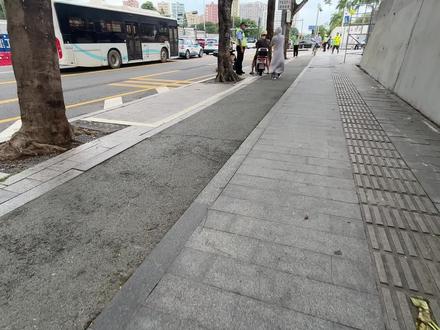深圳龙华严打电动车违规,多名交警抓到两个违规罚款教育