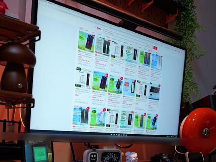 2K380HZ24.5寸电竞显示器体验分享 很多时候影响FPS体验的,未必只是主机性能。
最近用上了HKC 神盾25Q380,24.5寸黄金尺寸 + 2K分辨率,视野集中,远处敌人看得更清楚。
380Hz高刷配合1ms响应,转身、跟枪的时候,画面是真的“跟手”。
尤其玩FPS时,那种“比别人早看到一点”的感觉,非常明显。
而且DP2.1、HDR400、暗场亮效这些配置也基本拉满。
对于最近想升级体验、但又不想疯狂加预算的人来说,
我觉得电竞显示器,反而是现在更值得优先升级的一环。#电竞显示器 #高刷显示器 #三角洲行动 #618买什么 #老己买啥哄自己