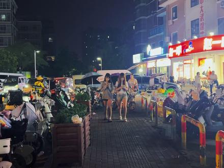 临沭街拍看她们的日常都在干什么 #临沭街拍#街拍 #精神小妹