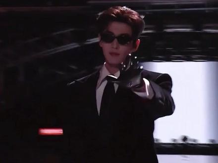 跨年晚会这一夜,脸在江山在,气场全开,在走秀40秒封神的张凌赫身上诠释得淋漓尽致#张凌赫 #沈梦辰 #金靖 #影娱热点团 #内容启发搜索