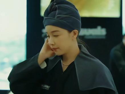 三姐恬不知耻的和正宫合照,自以为想给对方一个下马威,却不料惨遭打脸#夜色正浓 #解说