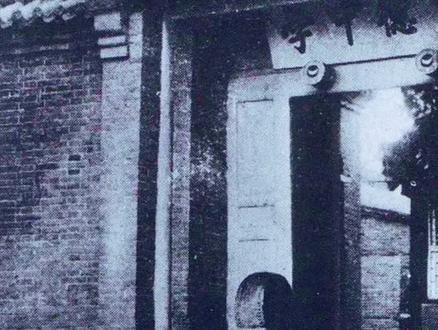 西峡县第一高级中学 西峡一高的前身为河北省保定市育德中学,在民间,西峡一高向有“南阳一高”的戏称。
2025年,西峡一高北清达线人数达 36 人,其中10人被北清录取。北清录取人数列全省不享受专项计划的县区第一名。文科方面,杜行同学夺得南阳市第 1 名。南阳市前10名,该校占 8 人,并且包揽南阳市前4名。理科700分以上4人,占南阳所有高中人数第一名。
西峡一高是河南省少有,南阳市唯一一所连续18年向北大、清华输送合格新生的县级高中。截止2024年已经为国家输送清北学生112人。
2009年秋开始,学校将“三疑三探”教学模式引入课堂。如今,“三疑三探”教学模式不仅被评为河南省首届教育名片,还被20多个省份推广运用。
西峡一高不仅重视学分教育,更重视素质教育。
2012年以来共有1368位同学获得国家发明专利,127名同学在全国青少年科技创新大赛中获奖,先后成为清华大学、北京大学、中国科技大学、南开大学、武汉大学等全国30多所重点高校优质生源基地。
西峡一高,这种独特的“县中现象”,已经成为南阳,乃至河南教育界一面鲜红的旗帜。#西峡 #西峡一高 #高考 #南阳 #淅川 @西峡县无人机小陈吊运植保服务 @印迹.西峡 @航拍西峡