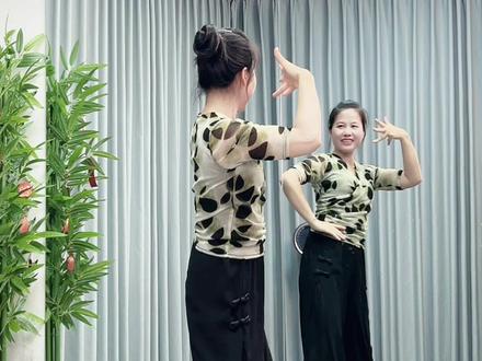 美丽的月亮湾#零基础广场舞 #广场舞 #简单易学