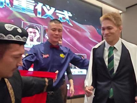 称重台秒变斗舞现场!艾则新疆舞登场,荒川广贵即兴应战,明天擂台见真章!#格斗孤勇者 #YFU中日对抗赛#艾则一跳生死难料 #艾则迎战日本高手