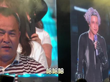 后面的大叔真的是太好笑了哈哈哈哈,昨天真的太热了,全程大家都疯狂扇扇子#薛之谦宜昌演唱会#薛之谦天外来物巡回演唱会