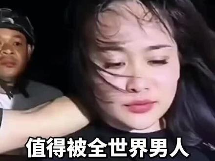 廖静,原籍广西陆川清湖镇人,现籍越南莱州,是一位汉族女孩。她因逃婚离开家乡,前往越南后被人贩子卖到柬埔寨金星园区,后与园区主管阮依豪相识并成为其女友。以下是她的主要经历:
家庭背景:廖静出生于广西陆川清湖镇,因父母收取彩礼要求她嫁给一位老人,她坚决反对并选择逃婚。
越南经历:逃婚后,她前往越南,但因举目无亲,被人贩子卖到柬埔寨金星园区。
与阮依豪的关系:在金星园区,她被越南籍主管阮依豪注意到,两人因共同的壮族背景而产生共鸣,最终成为情侣。
后续事件:2024年,阮依豪被木牌通缉,他将100万美元交给廖静让她离开,但她选择留下并打听他的消息。2025年11月18日,阮依豪被囚车押往法院时,廖静试图营救,最终被抓。