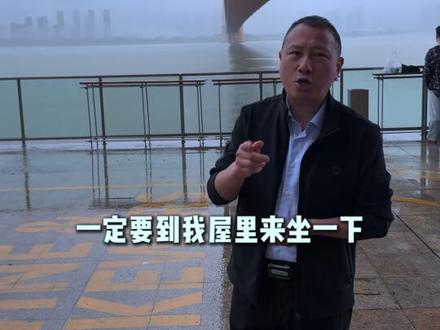 暴雨中的武汉,杨泗港长江大桥下的雨帘瀑布,吃土菜赏美景#美食 #餐饮 #武汉 #杨泗港长江大桥