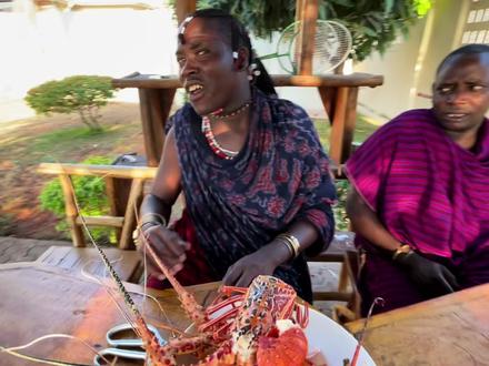 非洲保镖第一次吃龙虾,看看他是有多害怕?这结果比我想的还离谱