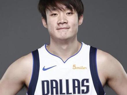 文若有所思 丨丁彦雨航曾融入小牛集体,可惜因为伤病没打上NBA