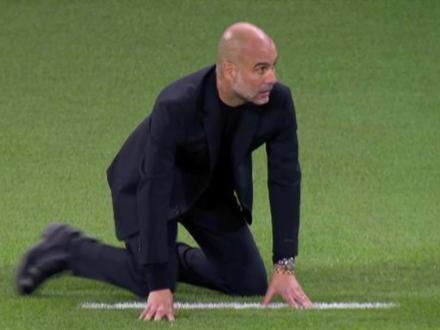 球场上主教练的一些奇葩操作,瓜帅被吓的直接跪下,穆里尼奥冲进场内!#dou来足球季 #足球的魅力 #主教练 #瓜迪奥拉 #穆里尼奥