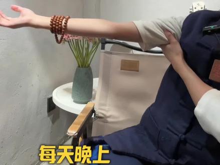 金刚绕臂,强身健体,每天早晚100圈,胜过胡乱撸铁。#养生功#金刚绕臂 #道家养生 #八段锦#八段锦养生操