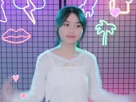 鲜鲜红牌后在泰国起舞,今天有新衣呦👏💐👏